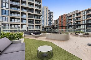 Gorgeous High-rise Unit With Sky Bar, Pool and Gym