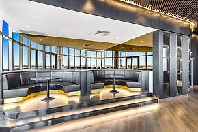 Gorgeous High-rise Unit With Sky Bar, Pool and Gym