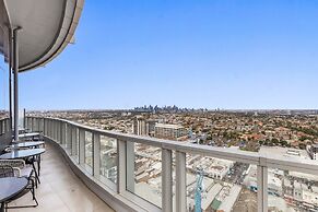 Gorgeous High-rise Unit With Sky Bar, Pool and Gym
