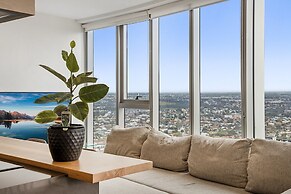 Gorgeous High-rise Unit With Sky Bar, Pool and Gym
