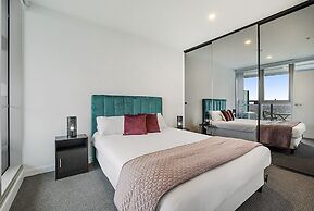 Gorgeous High-rise Unit With Sky Bar, Pool and Gym