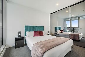 Gorgeous High-rise Unit With Sky Bar, Pool and Gym