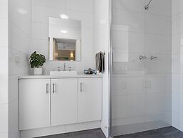 Beachside 2-bed Apartment With Secure Parking