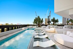Brisbane 1BR With Pool, Spa, Sauna and Balcony