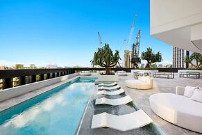 Brisbane 1BR With Pool, Spa, Sauna and Balcony