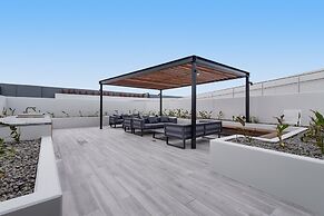 Stylish City-view Apartment With Amenities