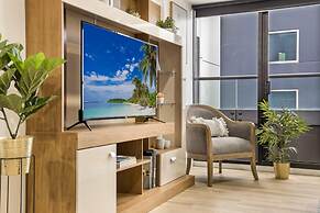 Executive Unit With Pool and Gym Near Riverfront