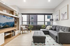 Executive Unit With Pool and Gym Near Riverfront