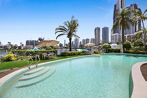 Stylish 2-bed in Surfers Paradise With River Views