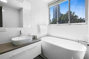 Stylish 2-bed in Surfers Paradise With River Views