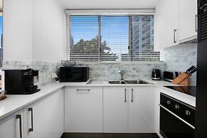 Stylish 2-bed in Surfers Paradise With River Views