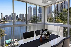 Stylish 2-bed in Surfers Paradise With River Views
