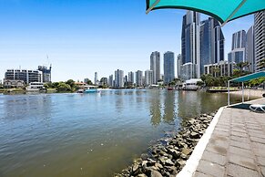 Stylish 2-bed in Surfers Paradise With River Views