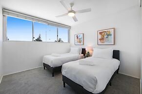 Stylish 2-bed in Surfers Paradise With River Views