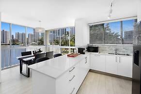 Stylish 2-bed in Surfers Paradise With River Views