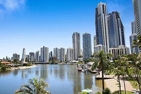 Stylish 2-bed in Surfers Paradise With River Views