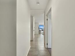 Elegantly Spacious 3-bed Unit Overlooking the Bay