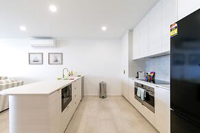 Elegantly Spacious 3-bed Unit Overlooking the Bay