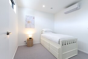 Elegantly Spacious 3-bed Unit Overlooking the Bay