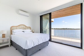 Elegantly Spacious 3-bed Unit Overlooking the Bay