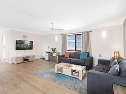 Spacious 3-bed Home With Large Balcony