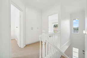 Coastal Luxury: 3-bed Townhouse 150m From Beach