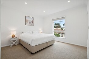 Coastal Luxury: 3-bed Townhouse 150m From Beach
