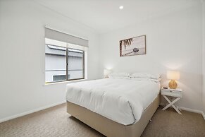 Coastal Luxury: 3-bed Townhouse 150m From Beach