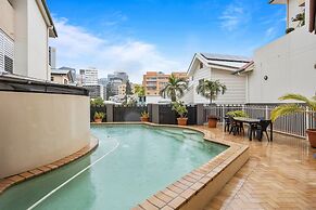 Comfy 2-bed With Pool and Secure Parking