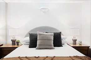 Comfy 2-bed With Pool and Secure Parking