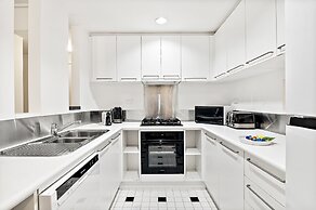 Modern East Melbourne 2-bed Apartment With Parking