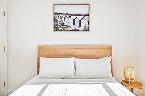 Modern East Melbourne 2-bed Apartment With Parking