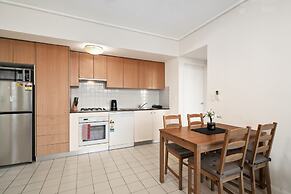 Bright 2-bed Apartment Near Wentworth Point Sights
