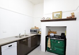 Cosy 3-bed Home With Fireplace & Outdoor BBQ