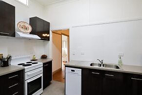 Cosy 3-bed Home With Fireplace & Outdoor BBQ
