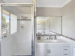 Our Haven: 4-bed Escape Near Beach & Mogo Trails