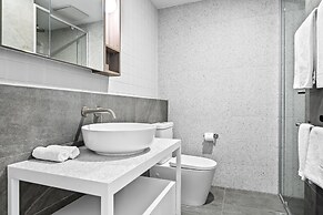 Stylish 2-bed Unit With Views & Rooftop Access