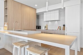 Stylish 2-bed Unit With Views & Rooftop Access