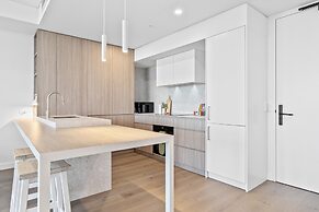 Stylish 2-bed Unit With Views & Rooftop Access