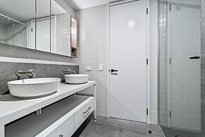 Stylish 2-bed Unit With Views & Rooftop Access