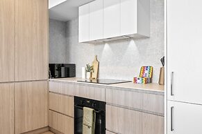 Stylish 2-bed Unit With Views & Rooftop Access