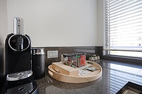 Modern 1-bed Unit With Pool Views and Balcony