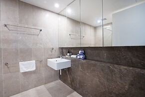 Modern 1-bed Unit With Pool Views and Balcony