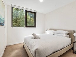 Light Filled Apartment by Albert Park Lake