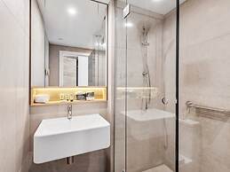 Light Filled Apartment by Albert Park Lake