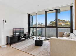 Light Filled Apartment by Albert Park Lake