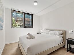 Light Filled Apartment by Albert Park Lake