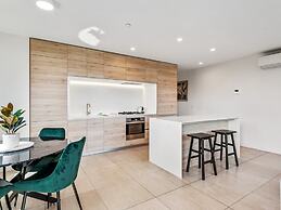 Light Filled Apartment by Albert Park Lake