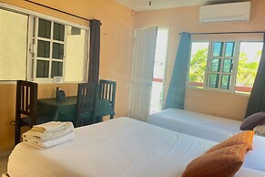 Central Studio with Balcony & Kitchen