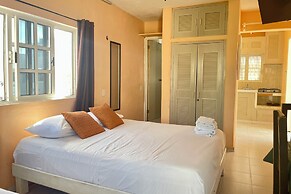 Central Studio with Balcony & Kitchen